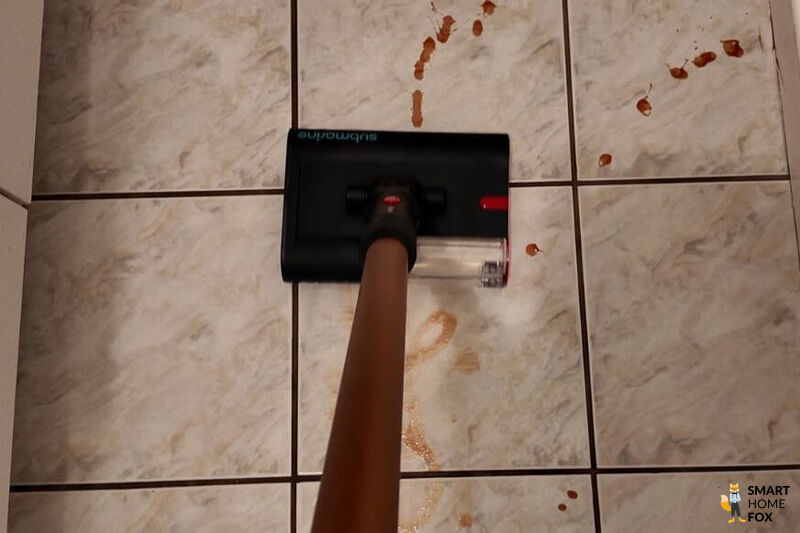 Der Wischaufsatz des Dyson V16 entfernt Ketchup von einem Hartboden im Test.